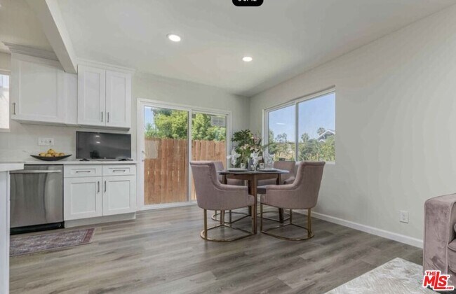 Building Photo - 817 N Kingsley Dr