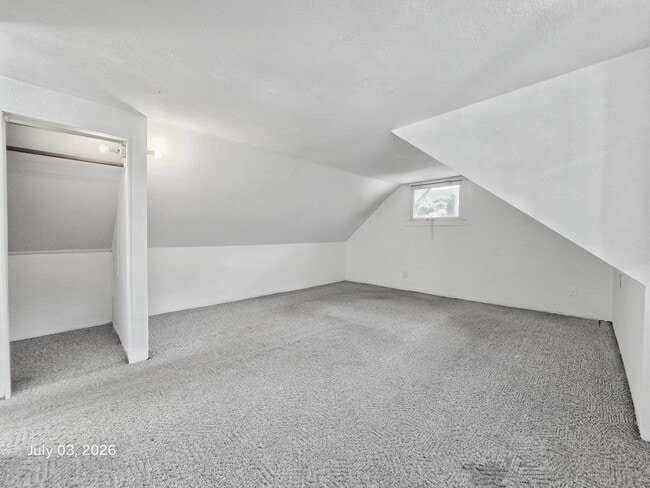 Building Photo - 2 Bed 1 Bath Upperr unit apartment in a Duplex
