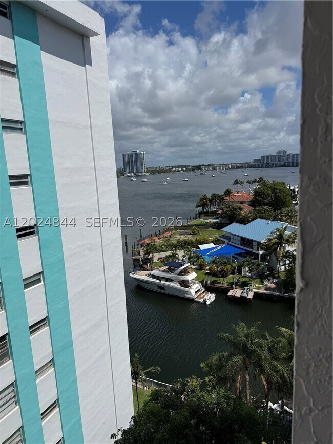 Building Photo - 907 N Miami Beach Blvd