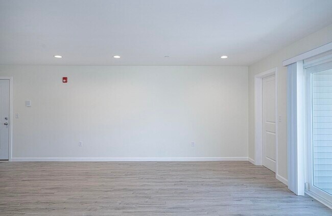 Building Photo - 984 Sharon St