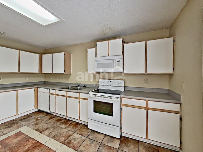 Building Photo - 8131 Cheryl Meadow Dr