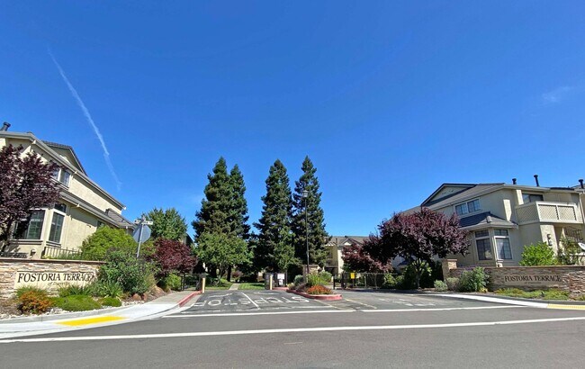 Building Photo - Update and Move-In Ready, 2BD/2BA, End-Unit Upper-Level Condo in Fostoria Terrace- DANVILLE