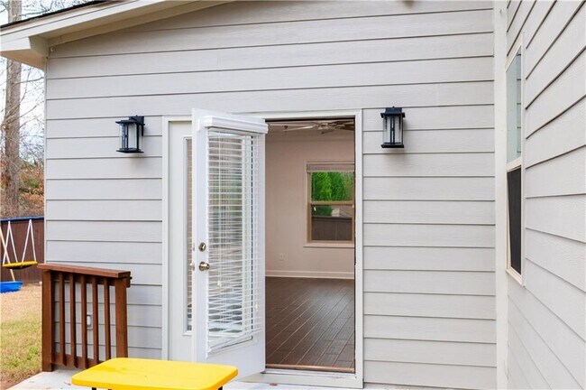 Building Photo - 4865 Alexandria Ave