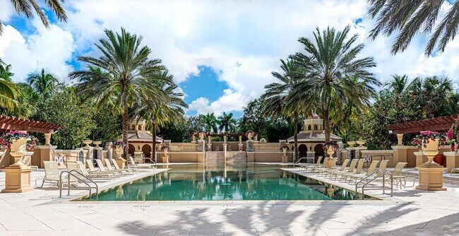 Building Photo - 10513 Versailles Blvd