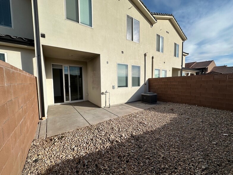 Building Photo - 1055 W Province Way
