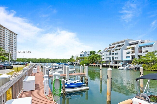 Building Photo - 400 Kings Point Dr