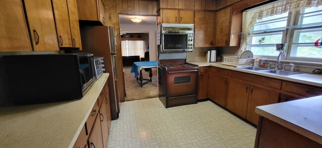 Building Photo - 2-bedroom, 1-bath partially furnished home