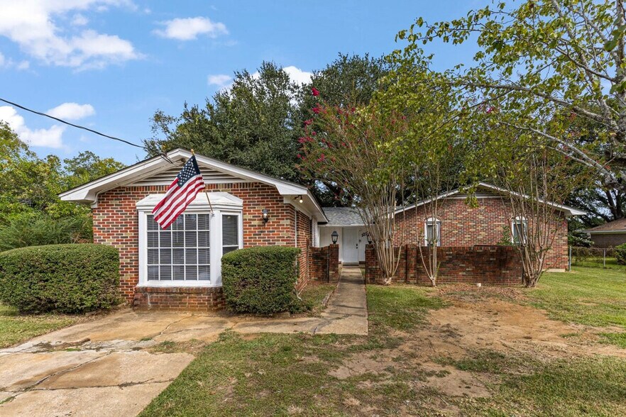 Building Photo - 1217 Woodbridge Dr