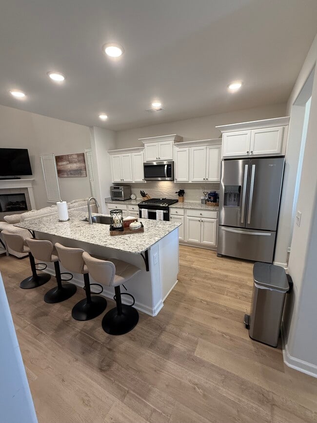 Building Photo - 430 Maple St