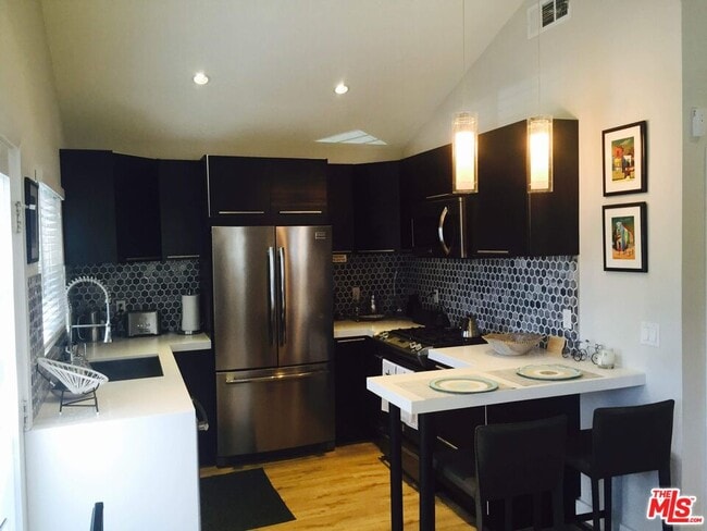 Primary Photo - 559 Vernon Ave