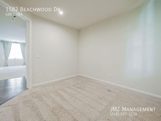 Building Photo - 1582 Beachwood Dr