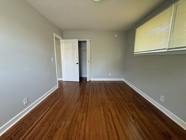 Building Photo - Lovely and Spacious Home in South Nashville - Garage and Fenced in Yard