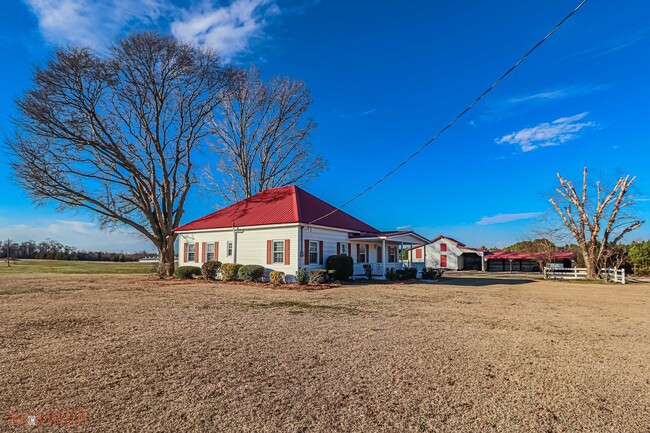 Building Photo - RENOVATED FARMHOUSE in Mt. Olive!