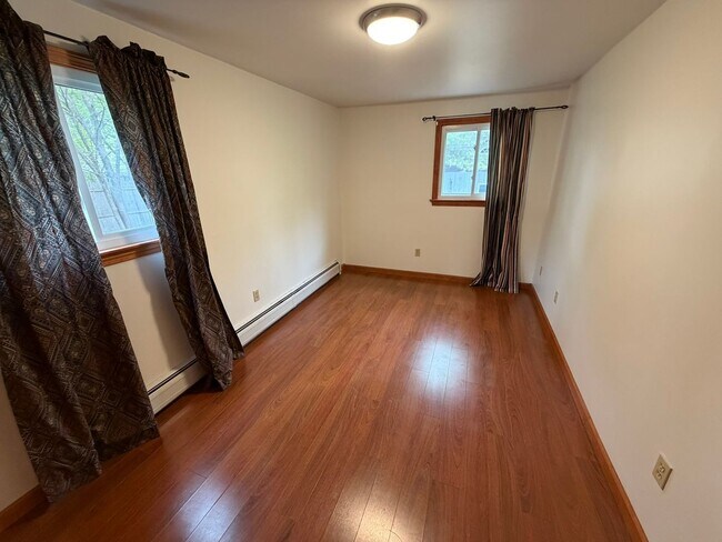 Building Photo - Beautiful 4 Bed / 2 Bath, Single Family Home. Close to Downtown Northampton!