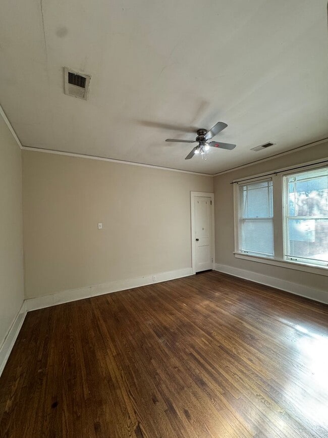 Building Photo - Historic Charm in Evergreen
