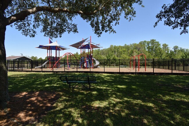 Building Photo - 4 Bed/3.5 Bath, Pool and Waterfront home, ...