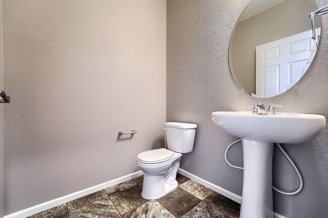 Building Photo - Gorgeous 4 bed, 3 bath, loft and an office!