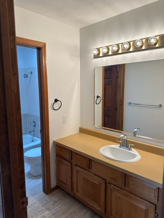 Building Photo - Beautiful Townhome