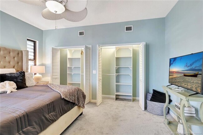 Building Photo - 150 SE Four Winds Dr