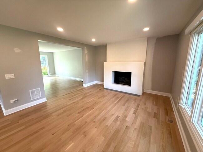Building Photo - 1019 Thunderbird Ln