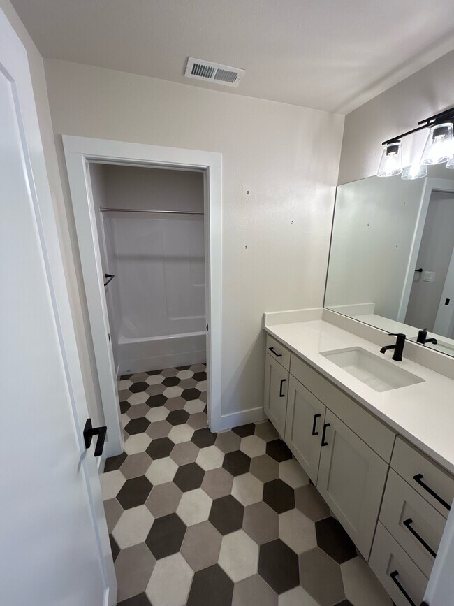 Building Photo - 20211 Glen Vista Rd