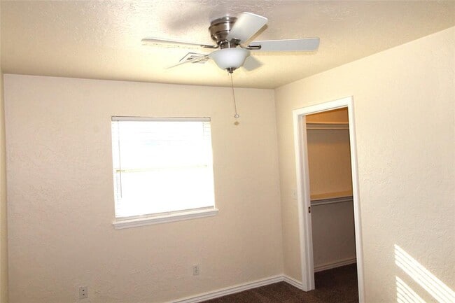 Building Photo - 118 NE 12th St