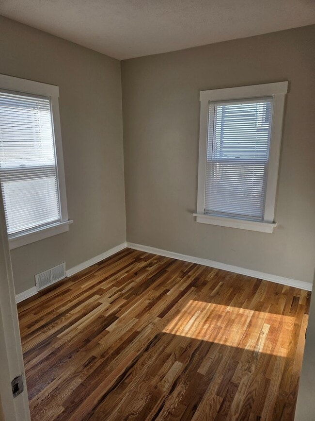 Building Photo - Aksarben 3 bed 2 bath 1 car garage newly remodeled, witb a fenced in backyard!