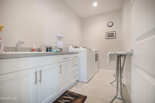 Building Photo - 39118 Forsythia Ln