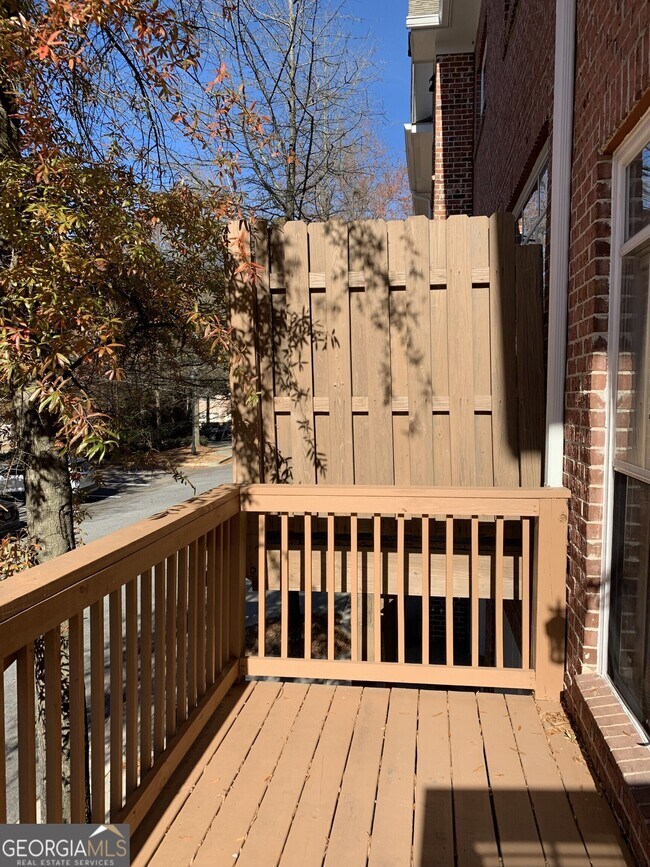 Building Photo - 5460 Glenridge View NE