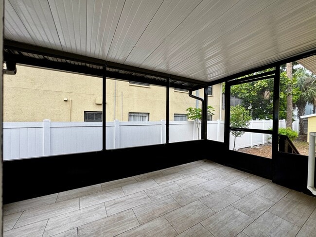 Building Photo - 409 S Willow Ave