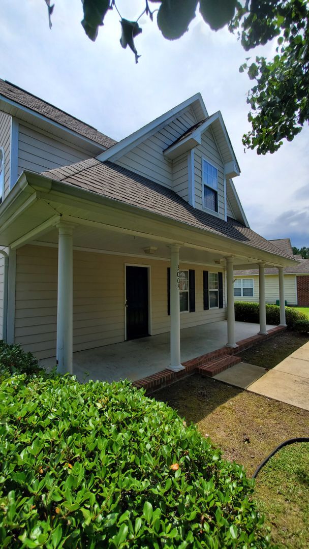 Building Photo - 3 Bedroom Home in Gated Community