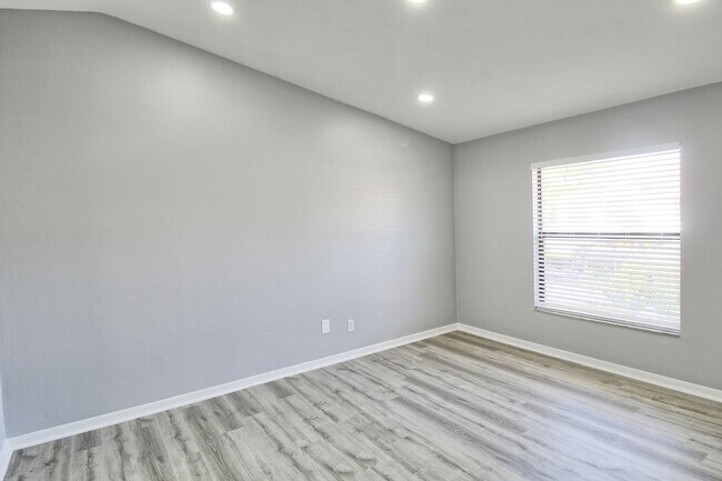 Building Photo - New Remodel! Gorgeous 2 Bedroom Condo! Amazing Location!