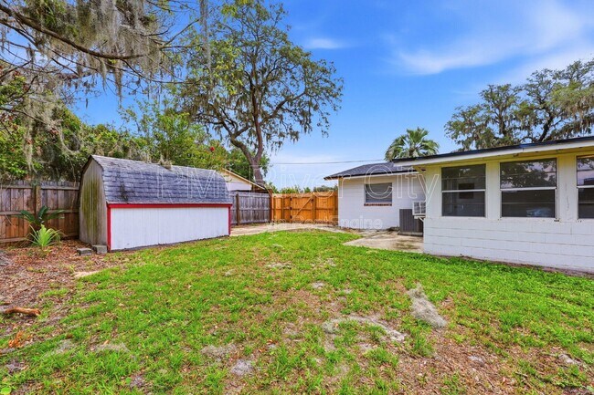 Building Photo - 2860 Cedarcrest Dr