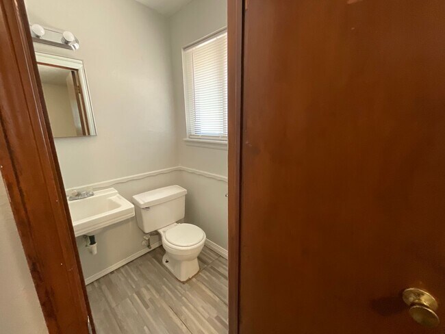 Building Photo - 3 bed, 1.5 baths, 2 car garage