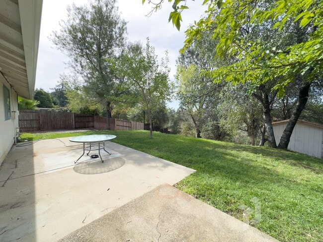 Building Photo - Spacious Home on the West Side of Redding ...