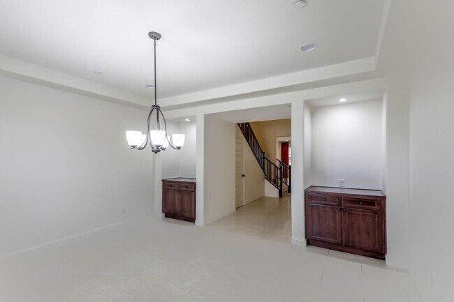 Building Photo - Stunning 5 Bed, 4 Full Baths And 2 Half Ba...