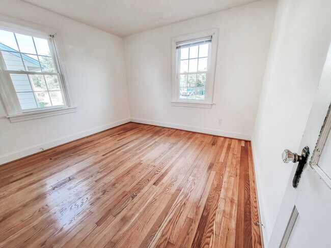 Building Photo - 8 N Ivy Ave