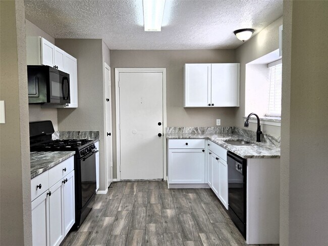 Building Photo - 24015 Farm Hill Dr