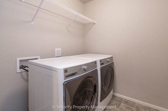 Building Photo - Beautiful 4 Bedroom Home in SE Bend with putting green!