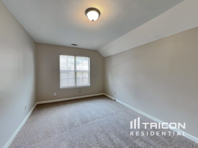 Building Photo - 2711 Woodside Dr