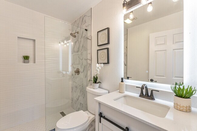 Building Photo - 665 Dartmore Ln