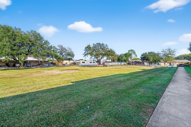 Building Photo - 8462 Leawood Blvd