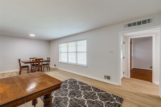 Building Photo - 401 Daisy Dr