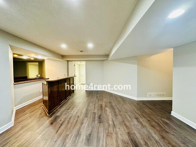 Building Photo - Elegant Cul-de-Sac Retreat with 5th Bedroo...