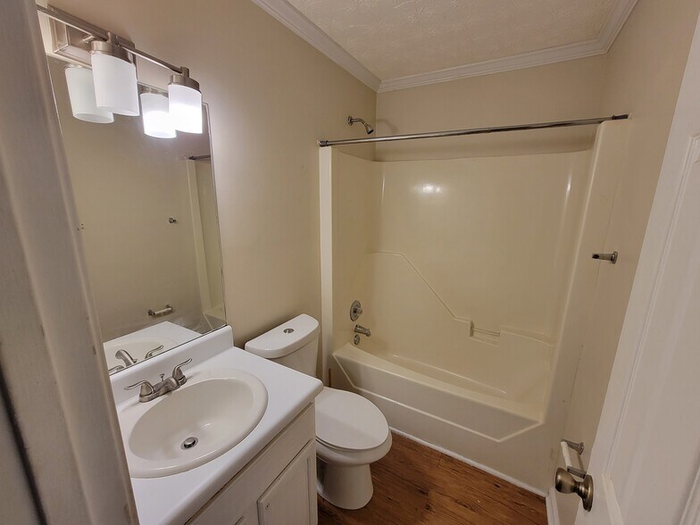 Building Photo - 121 Brooke Dr