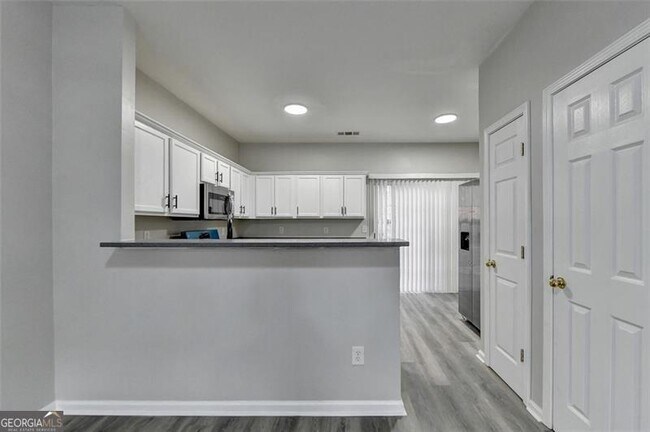 Building Photo - 903 Redwood Dr