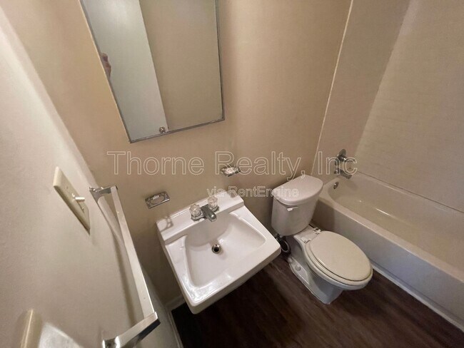 Building Photo - 400 E Northern Blvd