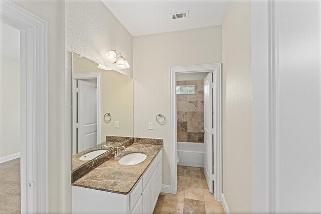 Building Photo - Chic M Streets townhome near shopping & di...