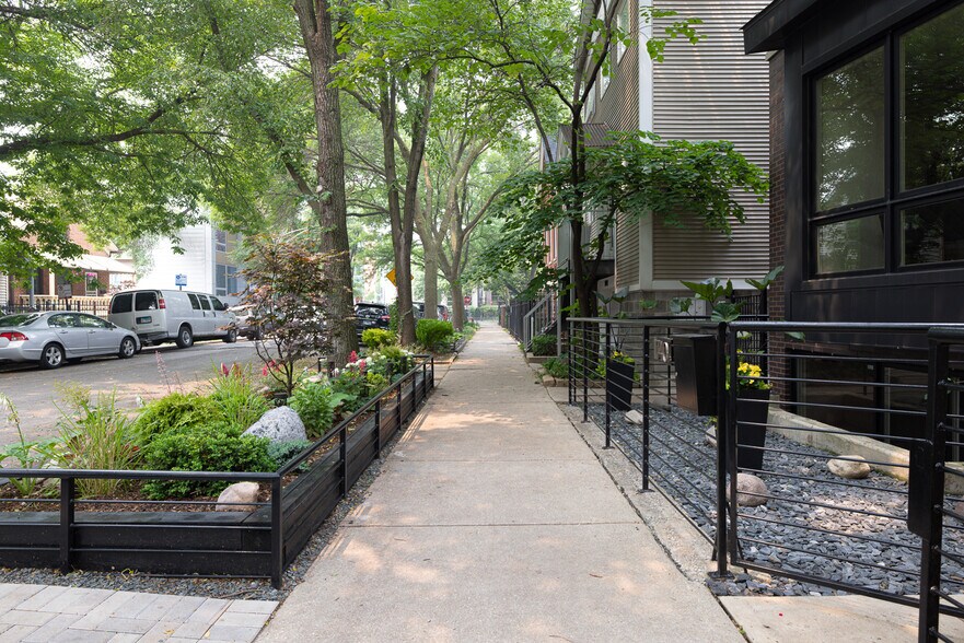 Primary Photo - 1742 W Crystal St