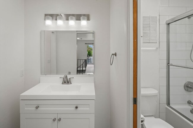 Building Photo - "Charming 3-Bed, 2-Bath Oasis in Mission Hills – Spacious 1792 Sq Ft Home on Hawk Street!"